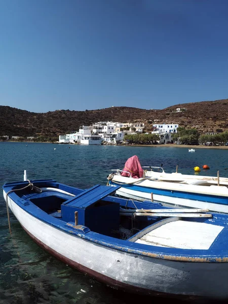 Fiske byn port av Faros Sifnos Gilfos beach Grekland — Stockfoto