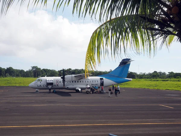 Editorial turista salida avión Corn Island Aeropuerto Nicaragua — Foto de Stock