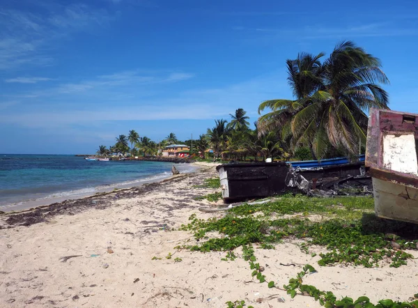 North End Beach Big Corn Island Nicaragua  old boats and hotel i — Stock Photo, Image