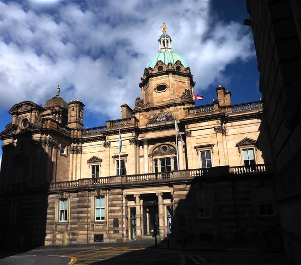 Street scene architettura storica a Edimburgo, Scozia, Unite — Foto Stock