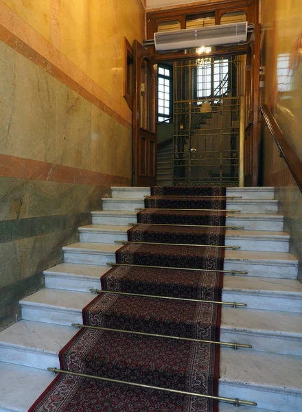 入口台阶到老旅馆大厦古色古香的电梯斯德哥尔摩 Sw — 图库照片