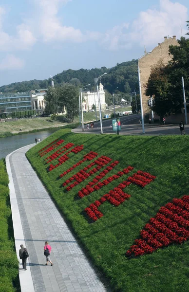 Redactionele rivier de Neris met voetpad loopbrug en fiets ik — Stockfoto