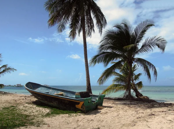 Oude visserij boot strand met palm bomen Noord einde Big Corn Island — Stockfoto