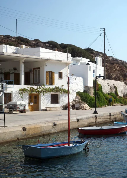 Barche da pesca tipico villaggio di architettura Faros su Sifnos Isla — Foto Stock