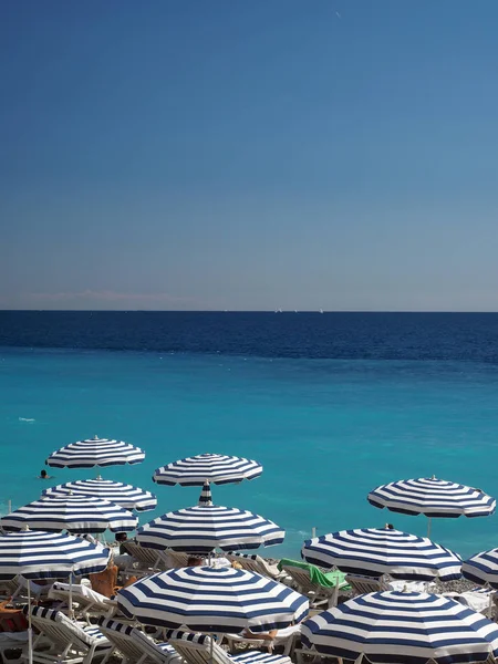 Sombrillas de playa en Niza, Francia The French Riviera —  Fotos de Stock