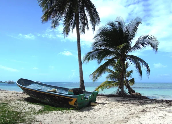 Big Corn Island Nicaragua fishing panga boat beach with palm coc — Stock Photo, Image