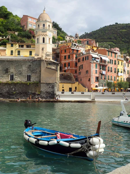 Redaktionella Vernazza Italien Harbor Cinque Terre — Stockfoto