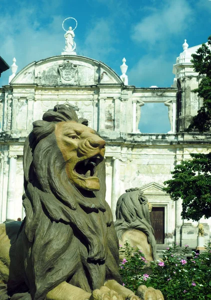 Cathedral of Leon Nicaragua lion statue in fountain — Stock Photo, Image