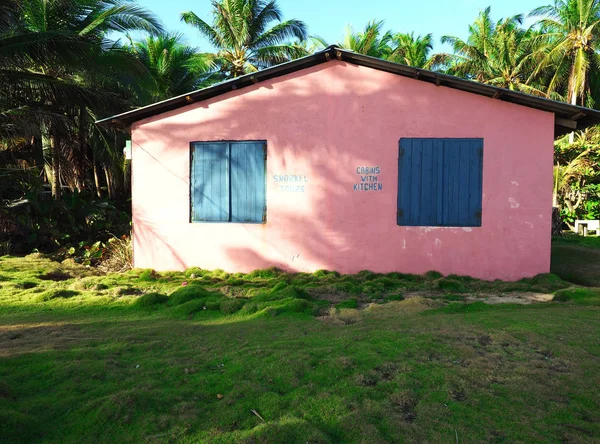 Colorful cabin for rent third world Big Corn Island Nicaragua — Stock Photo, Image