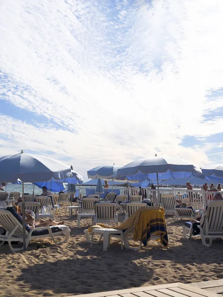 Turistas editoriais na praia Cannes, França — Fotografia de Stock