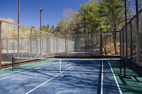 Plate-forme court de paddle tennis au club privé de banlieue — Photo