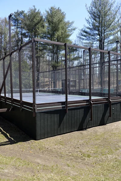Plataforma quadra de remo de tênis no clube suburbano privado — Fotografia de Stock