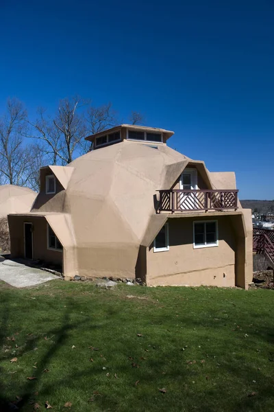 Geodezyjna Dome dom mieszkalny podmiejski ustawienie — Zdjęcie stockowe
