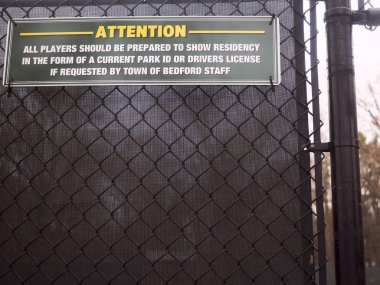 Editör kimliği. New York, Bedford tenis kortunu imzalayın.