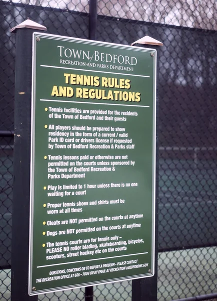Editoriale norme tennis regolamento segno pubblico città tribunali Bedfor — Foto Stock