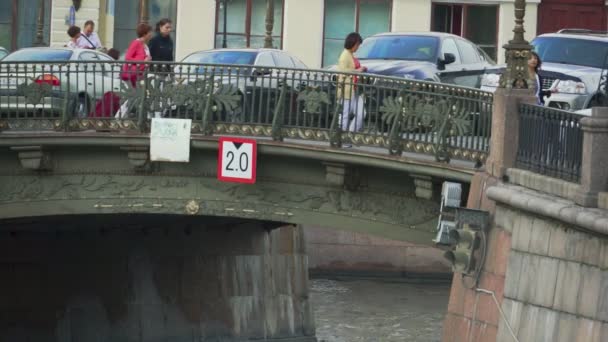 Persone Che Camminano Sul Ponte Dei Baci San Pietroburgo Nelle — Video Stock