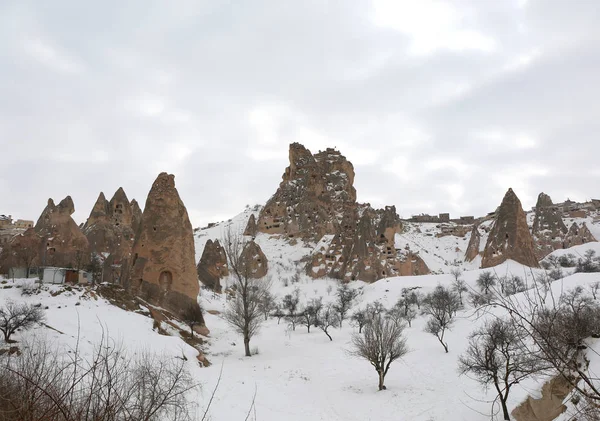 Bajkowe kominy w Üçhisar, Kapadocja, Turcja — Zdjęcie stockowe