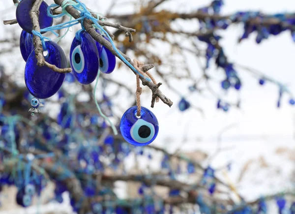 Turkse boze oog bedels op de boom — Stockfoto