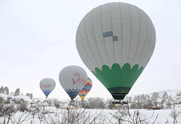 Colorful Hot Air Balloons flying over fairy chimneys and fields — Stock Photo, Image