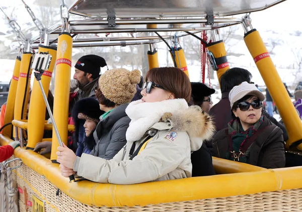 Asiatische Touristengruppe bereitet sich im Heißluftballonkorb darauf vor, über Feenschornsteine zu fliegen — Stockfoto