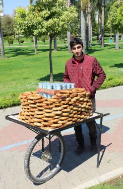 Kimliği belirsiz adam Orange Blossom karnavalında Türk simit Simit satan