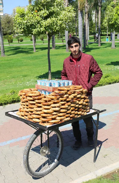 Unbekannter verkauft türkische Bagels auf Orangenblüten-Karneval — Stockfoto