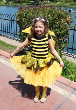 Orange Blossom karnavalda poz Bumble Bee kostüm tanımlanamayan sevimli küçük kız