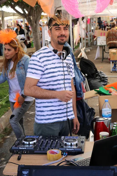 Kimliği belirsiz Dj Orange Blossom karnavalda müzik — Stok fotoğraf