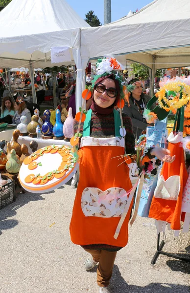 Donna carina non identificata con grembiule arancione e hijab in posa al Carnevale dei Fiori d'Arancio — Foto Stock