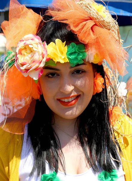 不明身份的漂亮女人与鲜花和漂亮的微笑在橙花狂欢节摆姿势 — 图库照片