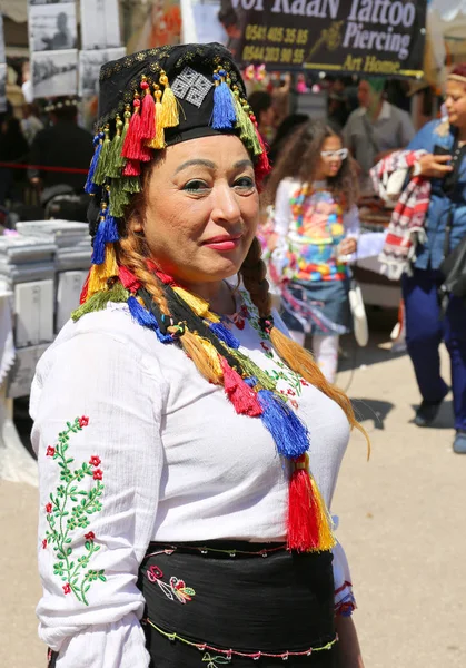 身份不明的妇女与花式土耳其帽子在橙花狂欢节摆姿势 — 图库照片