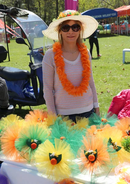 正体不明のはかなり女性の白い帽子とオレンジの花のカーニバルでポーズ — ストック写真
