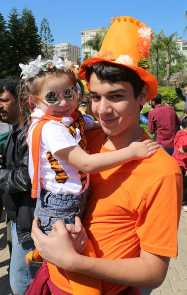 身份不明的弟弟戴墨镜摆在橙色开花嘉年华举行她可爱的小妹妹 — 图库照片