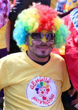 Renkli peruğu Orange Blossom karnavalda poz ile tanımlanamayan palyaço