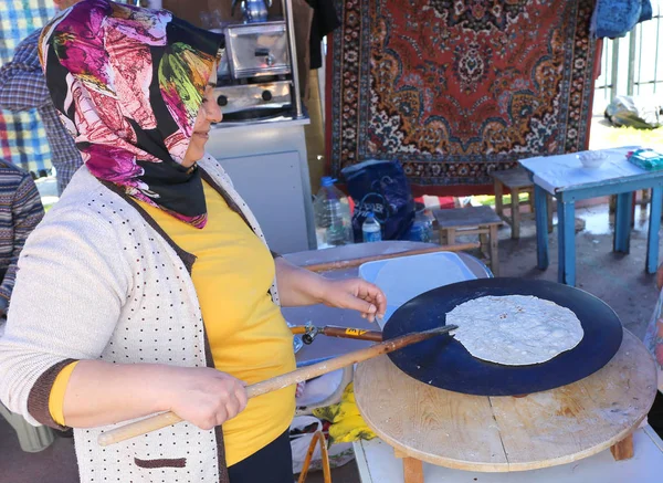 Unbekannte kochen frisch zubereitete Tortilla — Stockfoto