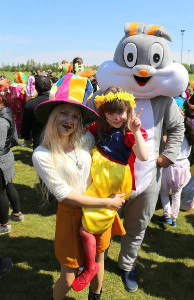 Kimliği belirsiz anne ve kızı Orange Blossom karnavalda poz