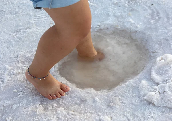 Girl Foot in Salty Water at Salt Lake — Stock Photo, Image