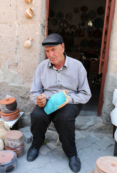 Unbekannte Keramik-Künstler Färbung Topf vor store.juli 22 in aksaray, Türkei. — Stockfoto