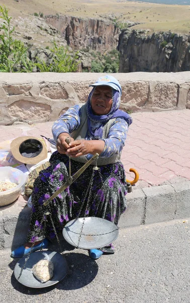 Unbekannte Dorffrau verkauft Kürbiskerne. 22. Juli im Ilara-Tal, Aksaray, Türkei. — Stockfoto