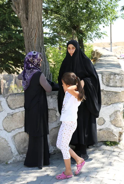 Unidentified Religious Women with a child  standing near Ihlara Valley entrance.July 22 in Ihlara Valley,Aksaray,Turkey. — Stock Photo, Image