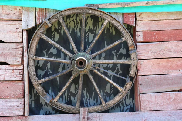 Vecchia ruota del carrello alla finestra — Foto Stock