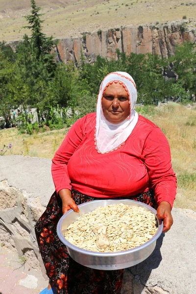 Unbekannte Dorffrau beim Sieden von Kürbiskernen. 22. Juli im ihlara-Tal, aksaray, Türkei. — Stockfoto
