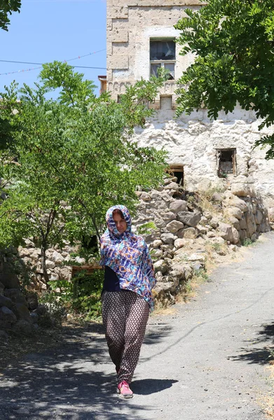 Village Woman walking down the street in her village.July 22,2017 in Selime,Aksaray,Turkey. — Stock Photo, Image