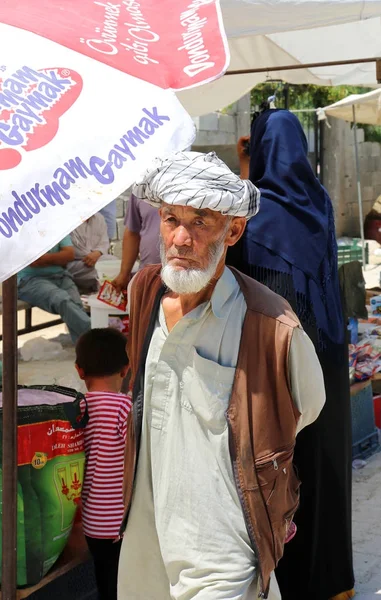 Afghane läuft auf Bauernmarkt — Stockfoto