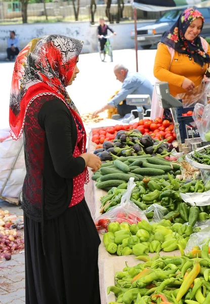 Unidentified Woman with Hijab buying vegetables  at the farmers market — Stock Photo, Image