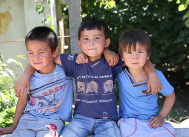 Birbirlerinin omuzlarına tutarak ve arkadaşlarım veren çocuklar poz