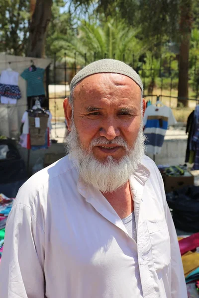 Afghanischer Mann steht und posiert auf dem Bauernmarkt — Stockfoto