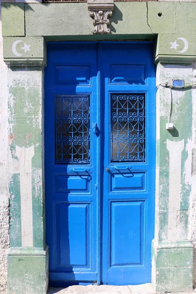 Staré modré dveře s ruční klikou — Stock fotografie