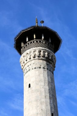 Mavi gökyüzü arka plan ile eski Minare