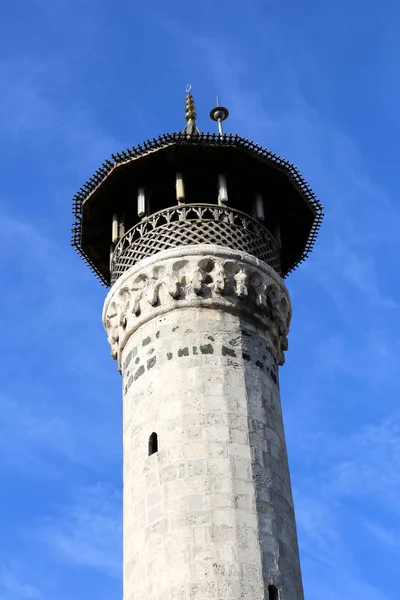 De oude Minaret met blauwe hemelachtergrond — Stockfoto